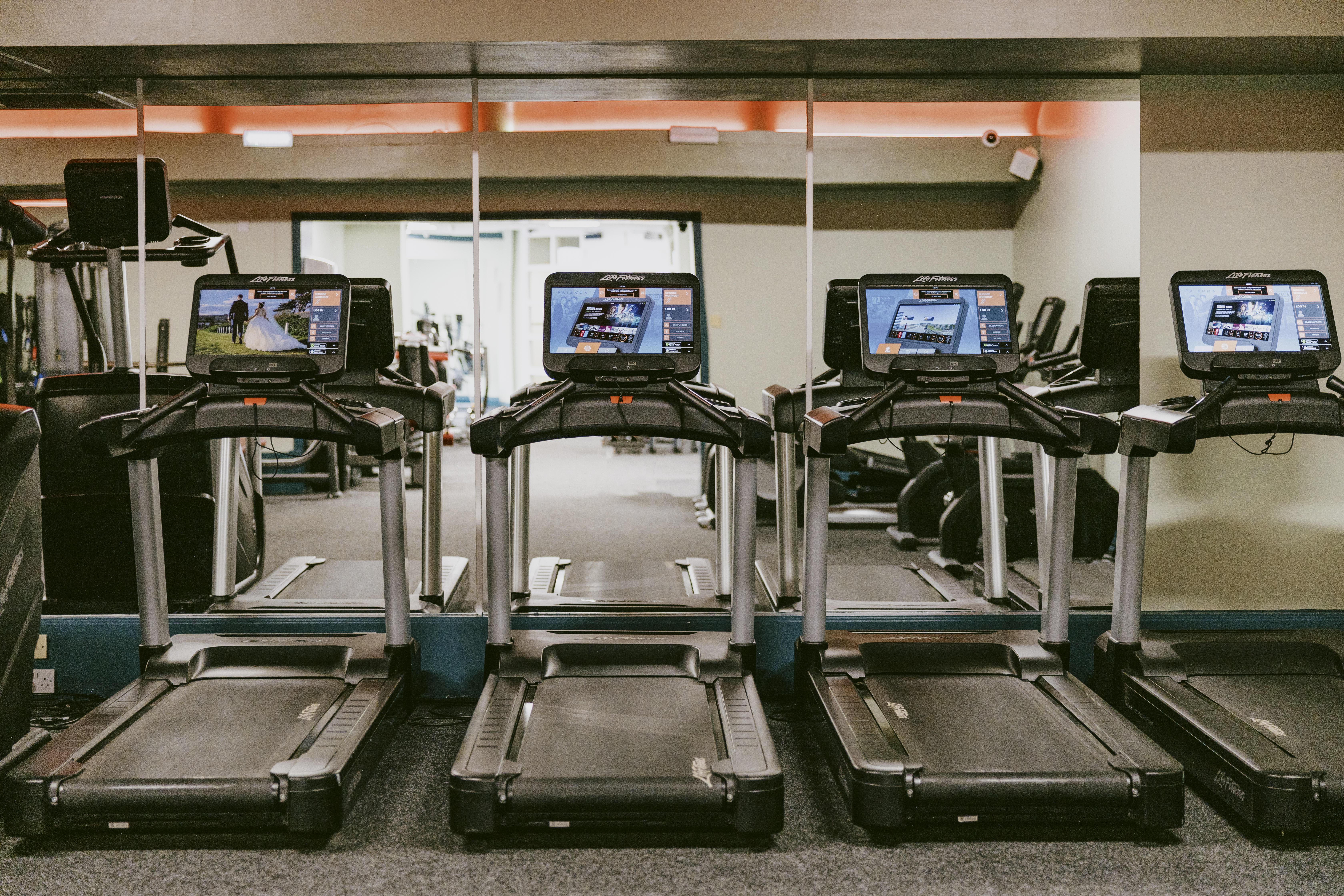 Marine Troon Hotel Eksteriør billede Treadmills in a gym
