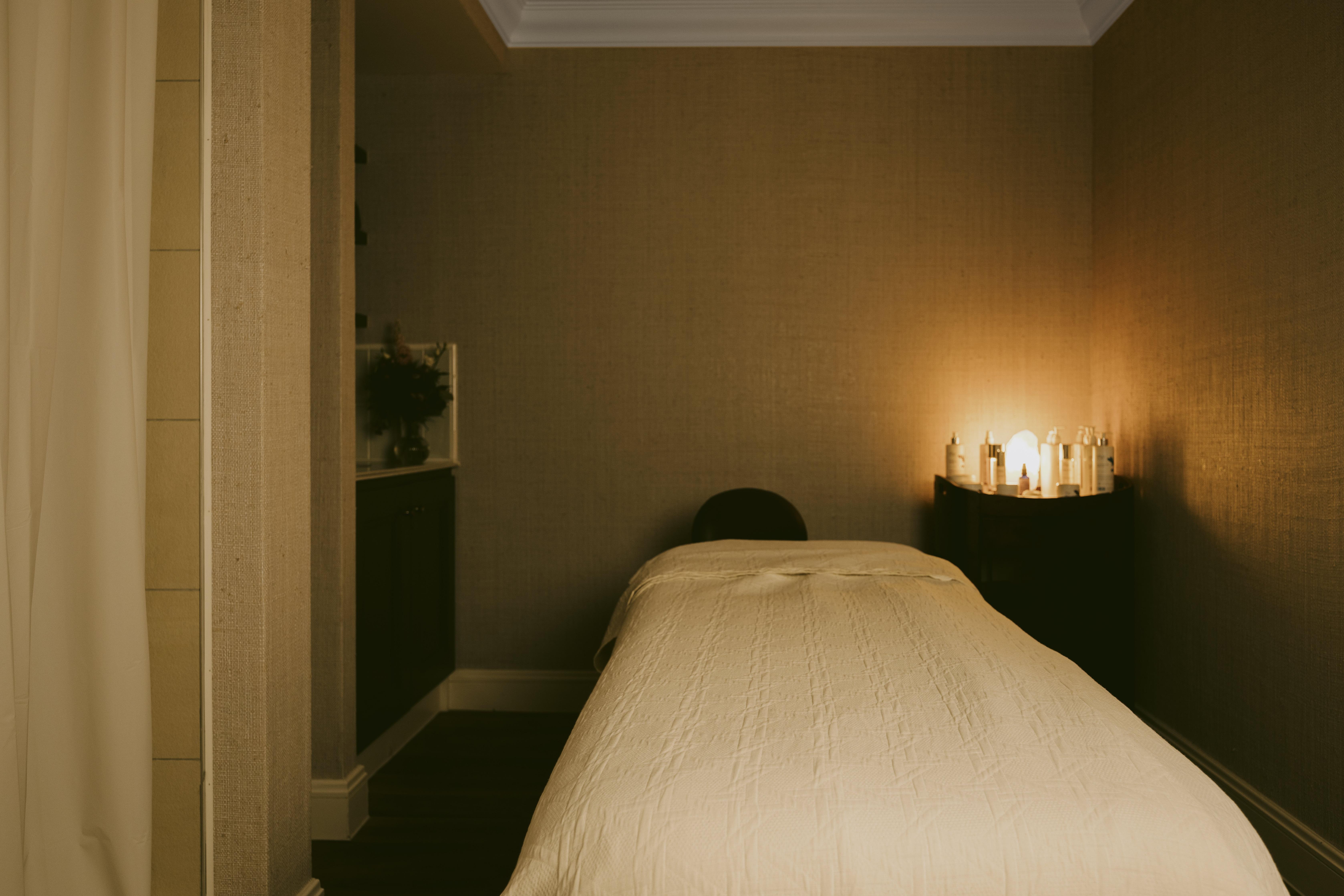 Marine Troon Hotel Eksteriør billede A massage table