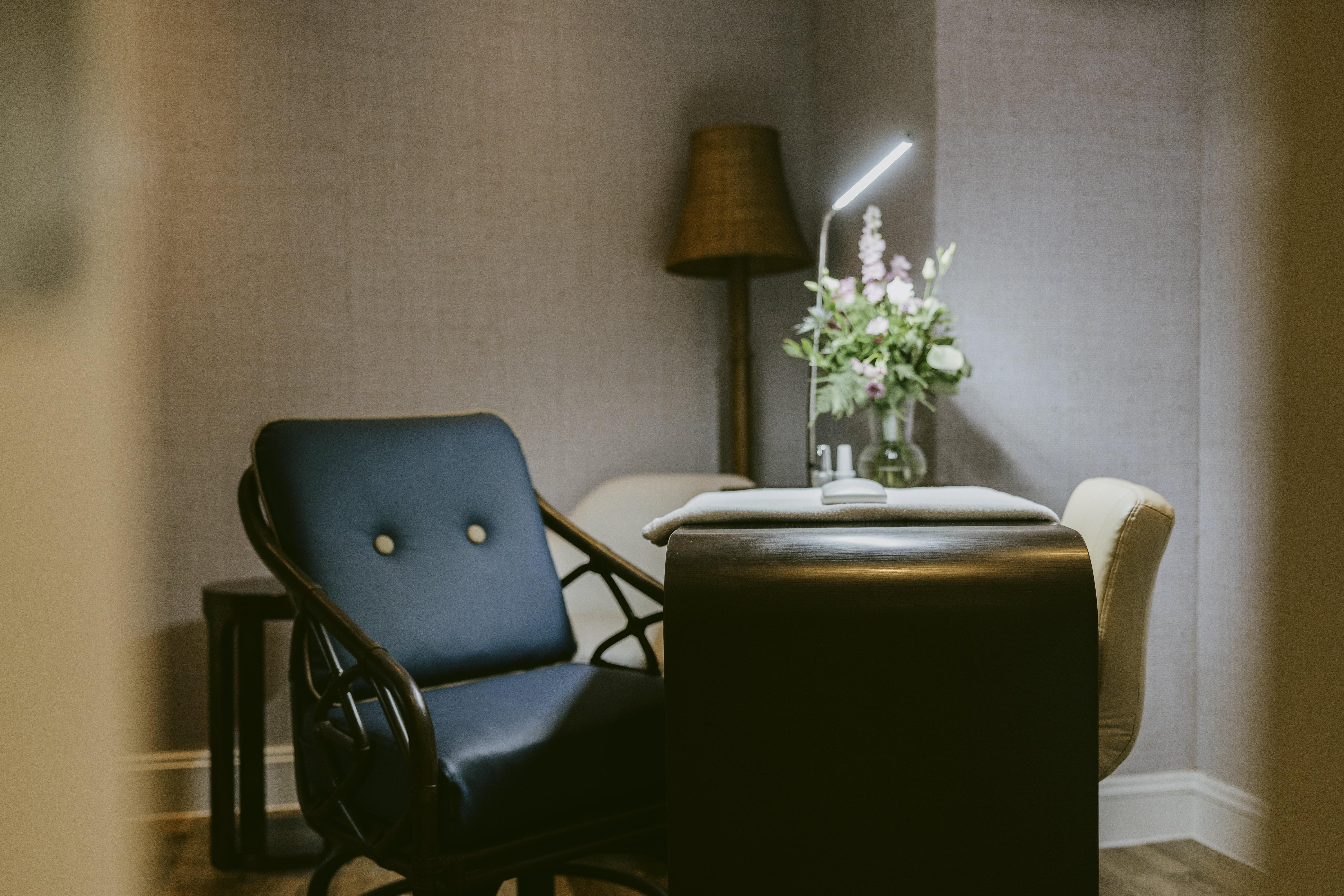 Marine Troon Hotel Eksteriør billede A manicure table