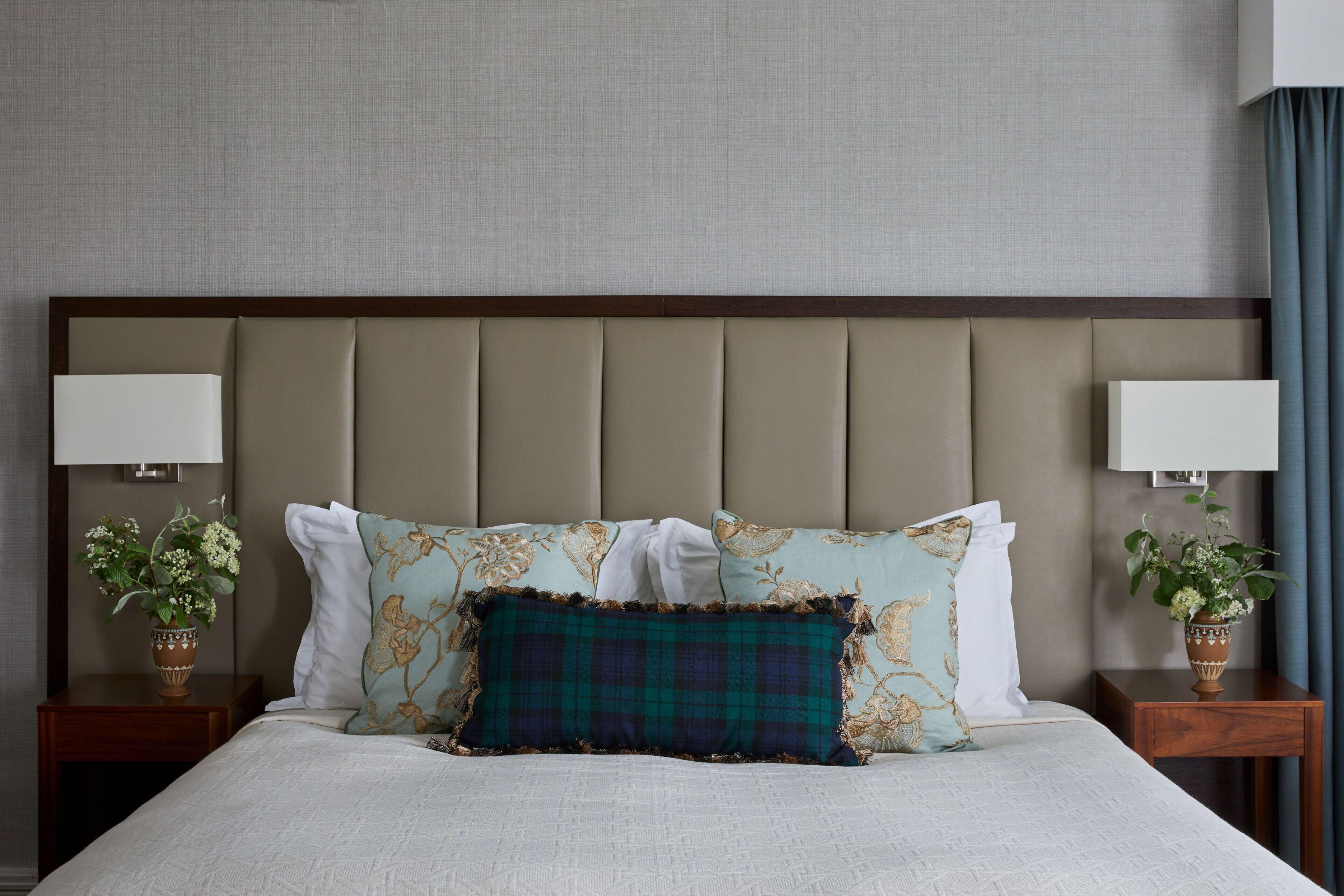 Marine Troon Hotel Eksteriør billede A bed with a headboard