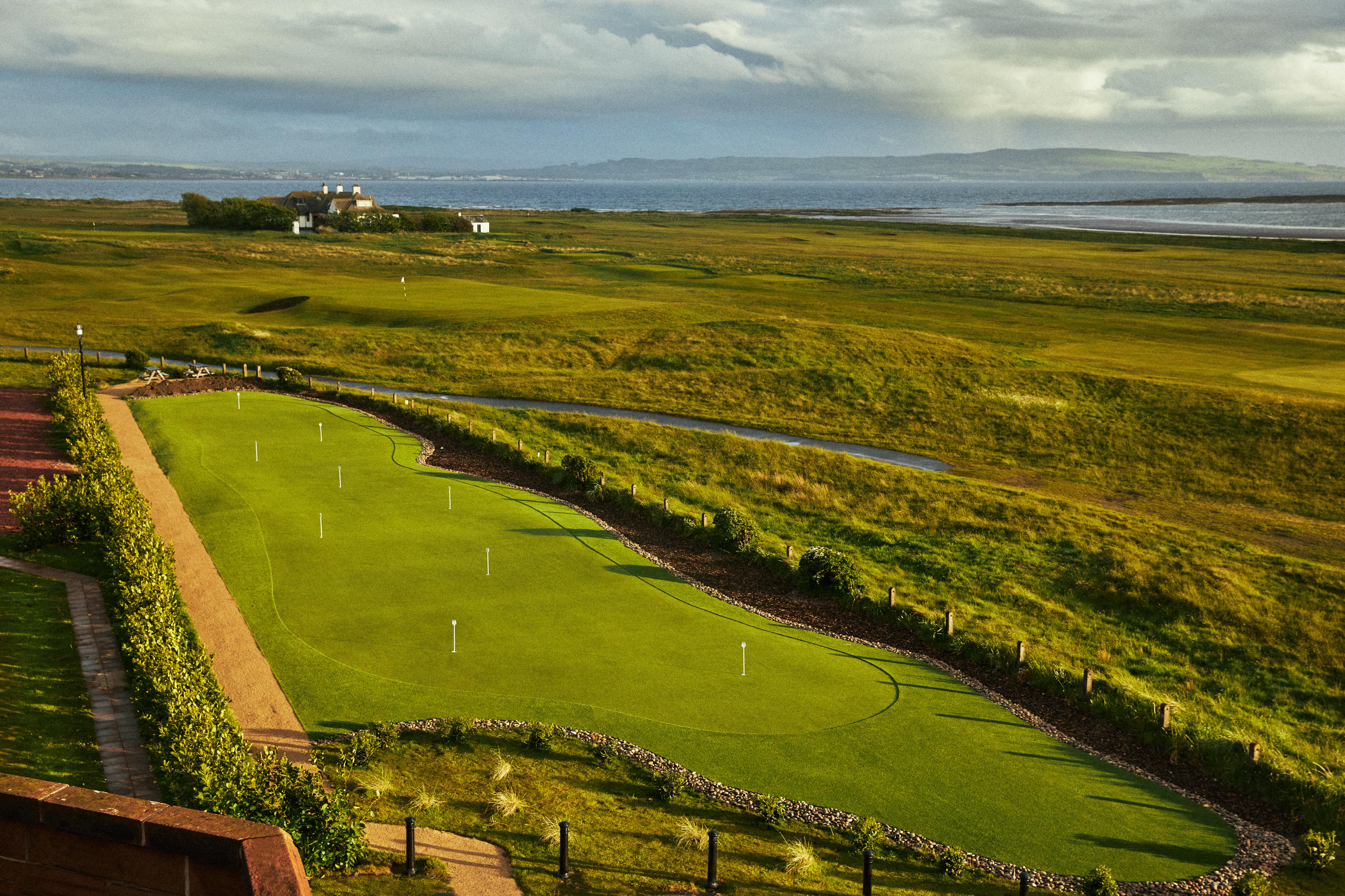 Marine Troon Hotel Eksteriør billede The 18th hole at the Old Head
